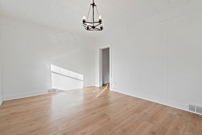 Photo - MOVE IN SPECIAL! SCORE HALF OFF 1ST MONTH'...