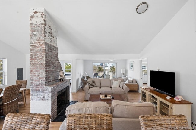 Photo - 898 Dune Rd
