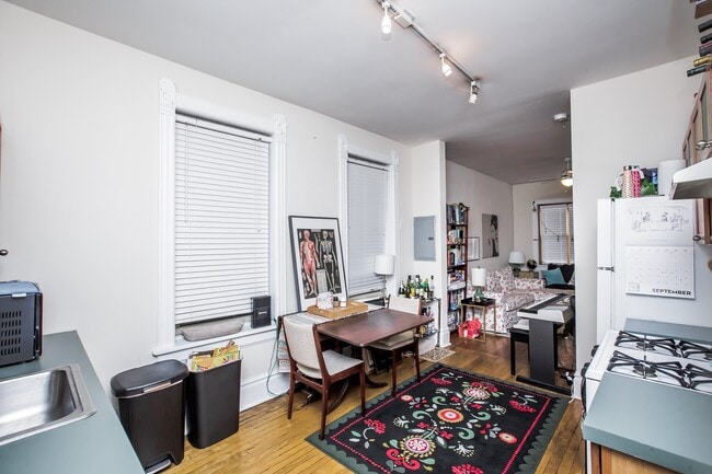 Photo - Spacious 1bed in Bucktown!  Central Air, Dishwasher, FREE Laundry & Internet! Unidad 1F