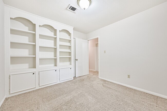 Photo - 2005 La Salle Ln