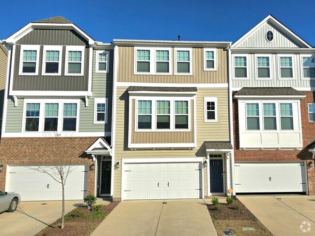 Building Photo - 4 Bedroom 3.5 Bathroom Townhome w/ Upgrade...