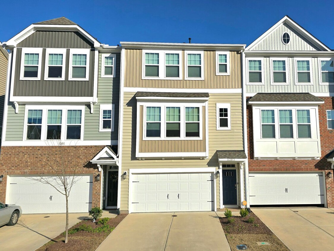 4 Bedroom 3.5 Bathroom Townhome w/ Upgrade... - 4 Bedroom 3.5 Bathroom Townhome w/ Upgrade...