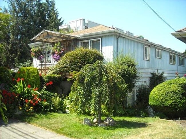 Building Photo - 2223 Minor Ave E Unit 2