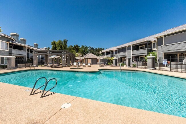 Building Photo - Spacious 3 Bed/2 Bath Home in Lush Crestvi... Unit 101