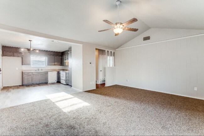 Photo - 900 Skelly St