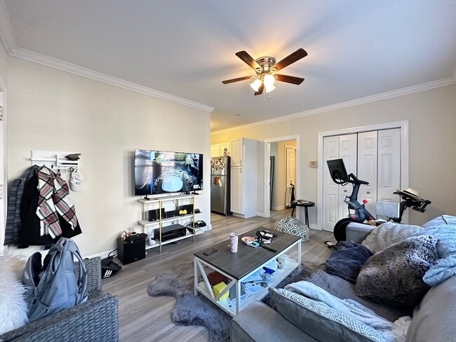 Building Photo - 644 W Roscoe St Unit J09P