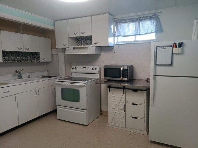 Building Photo - 335 W Kennedy Ave