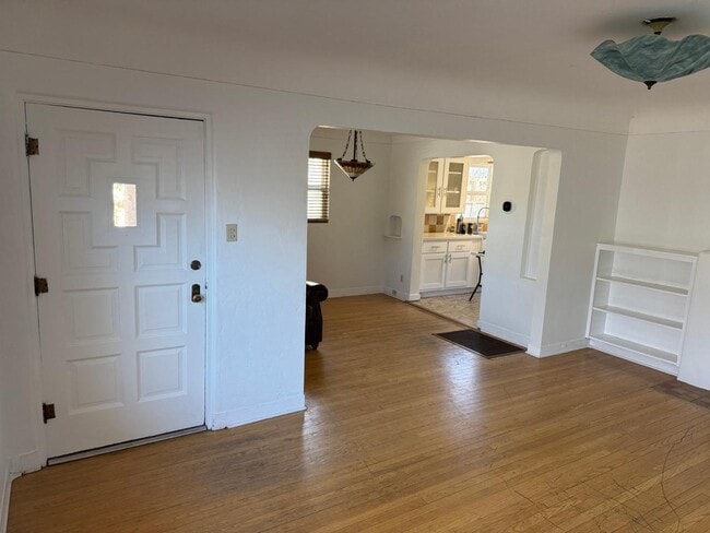 Photo - 630 Bryn Mawr Dr NE