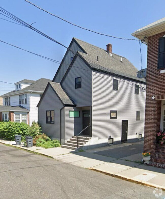 Building Photo - 7 Laird Pl Unit 2 Rental