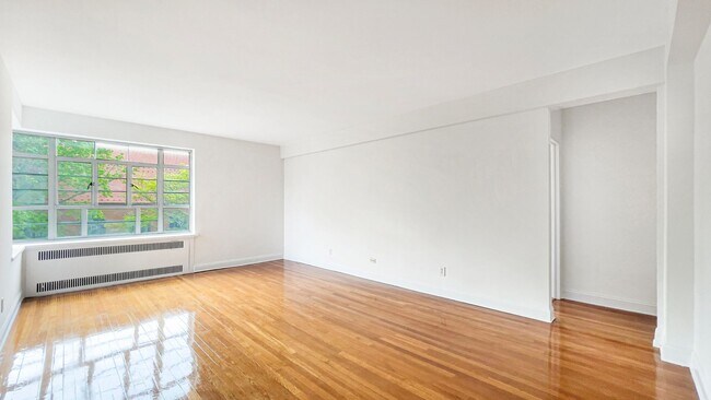 Photo - The Leslie — A Private Garden Enclave for the Modern New Yorker Unidad 25E