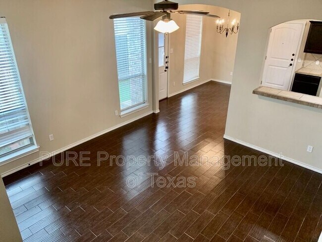 Photo - 215 N College St