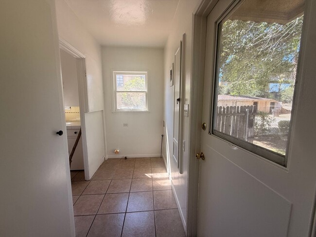 Photo - 2 Bedroom 1.75 Bathroom in Riverside