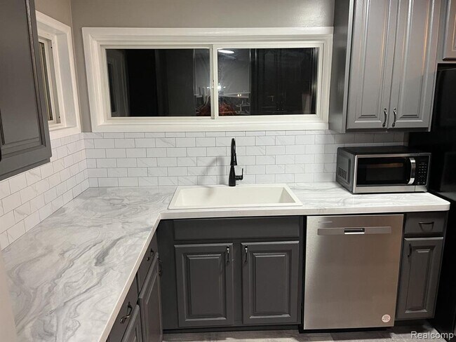 Photo - 4445 Oakvista Ave