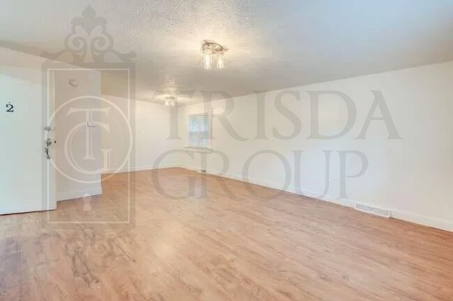 Photo - Avail June 1st! Renovated Crafton 2BR Apt, A/C, Private laundry/storage, Parking, Pets OK! Unidad BRO612-2