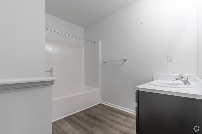 2BR, 2BA - 950SF - Primary Bathroom