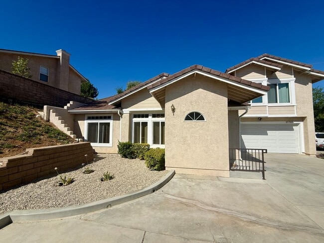Building Photo - 4 Bedroom Rental Home in Santa Clarita.