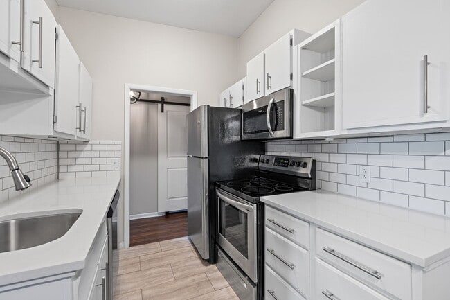 Building Photo - 4425 Westlawn Dr