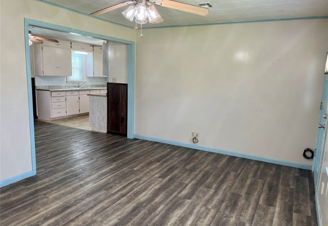 Photo - 1613 Center Ln