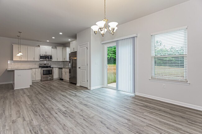 Photo - 728 Dawn Cir