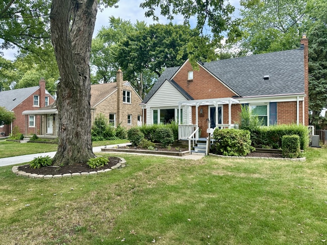 Building Photo - Charming Royal Oak 3-Bed with Sunroom, Dec... Rental