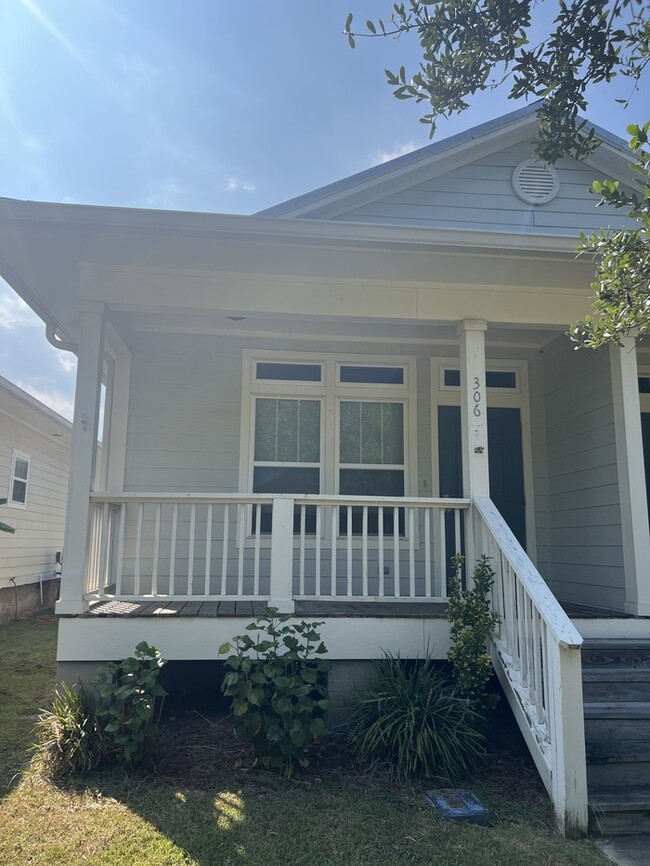 Building Photo - Beautiful 2/1 duplex Rental