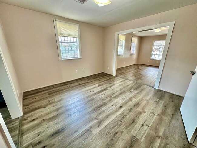 Photo - 305 N Live Oak St