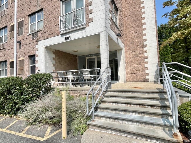 Building Photo - 501 N Barry Ave Unit 2F Rental