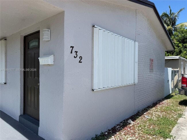 Building Photo - 732 SW 6th St Unit 732