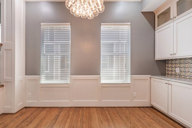 Photo - 212 W 6th St