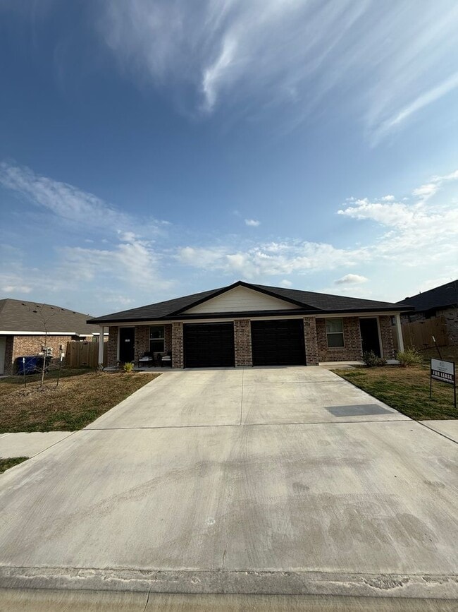 Building Photo - 121 Wind Ridge Dr Unit Apt B