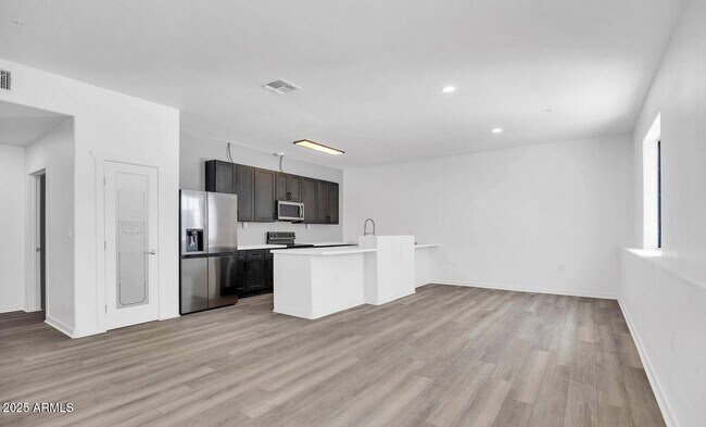 Building Photo - 834 S Farmer Ave