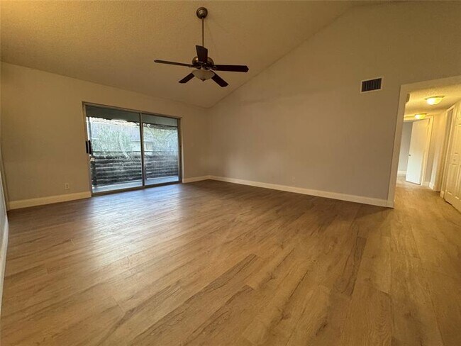 Photo - 606 Gardens Dr Unidad 204