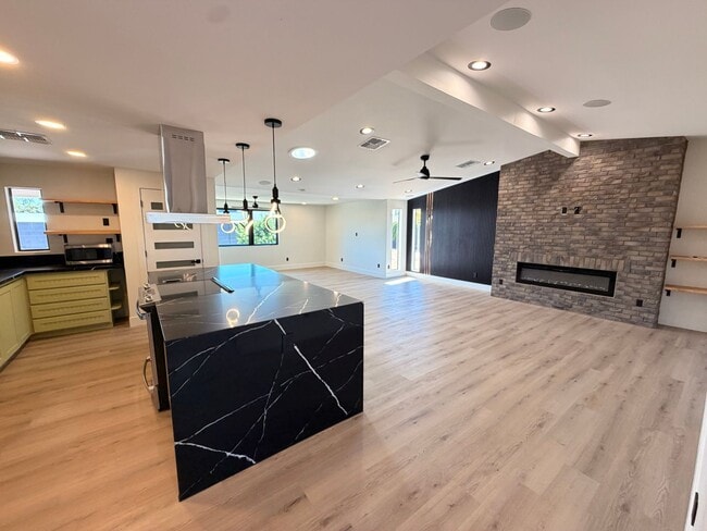 Photo - Updated 3 Bed / 2Bath Northeast Phoenix Home Ready for Immediate Move In w/ NO Carpet!