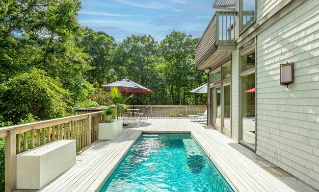 Building Photo - 18 Spring Pond Ln