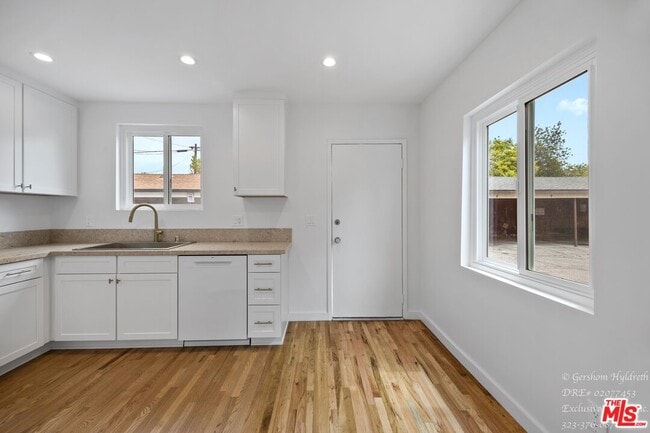 Photo - 6640 Woodman Ave Unit 3