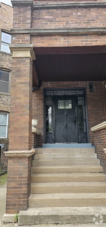 Building Photo - 3BR with Central Air & Laundry – Steps fro... Unit 1 Rental