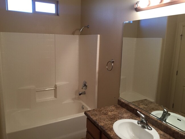 Photo - 700 N Main St Unidad H3