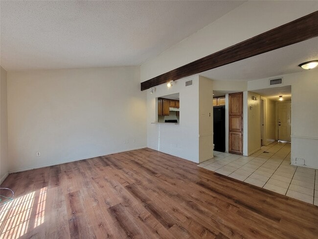 Building Photo - 1324 Bluffview Dr Unit B