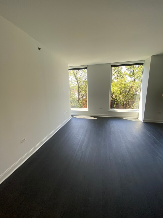 Building Photo - 2470 N Lincoln Ave Unit 521