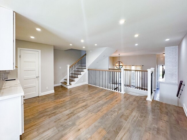 Photo - Gorgeous Venice Townhouse w/Upgrades Galore close to Beach+Canals w/Laundry+Garage+Pool