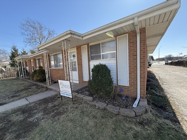 Building Photo - Duplex unit w attached garage