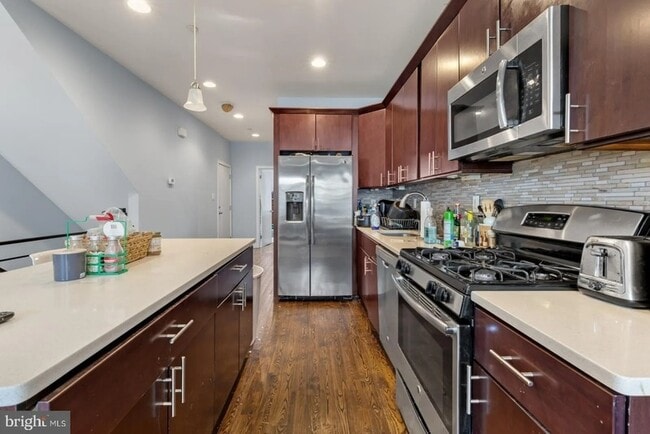 Building Photo - 1217 Green St Unit B Rental