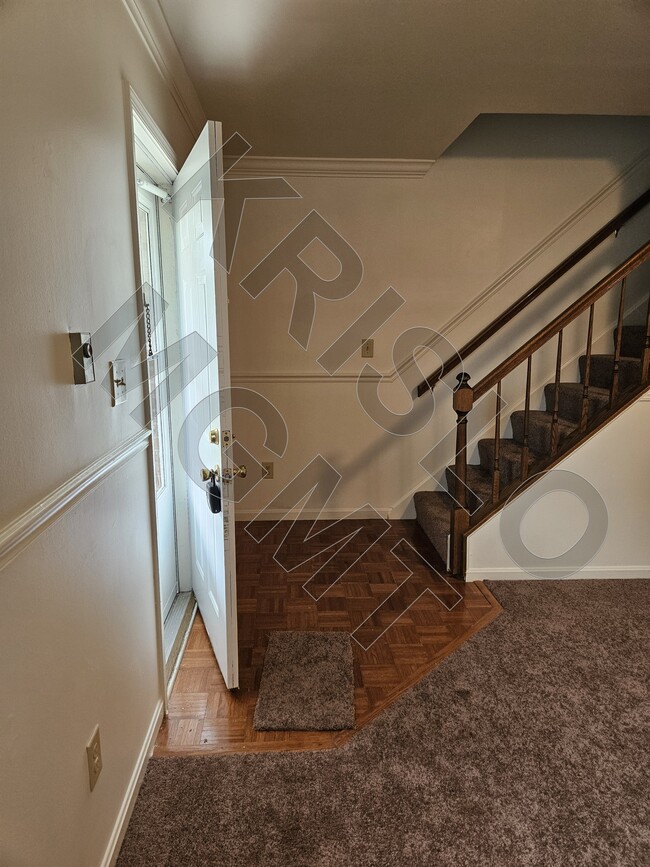 Building Photo - 923 Harwood Rd