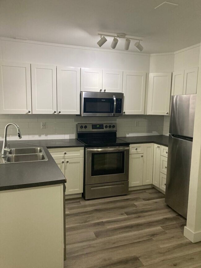Photo - Fully Renovated Unit Available June 1! Unité 0205