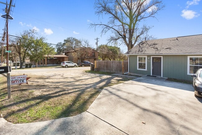 Building Photo - 903-903 Allen St Unit 901