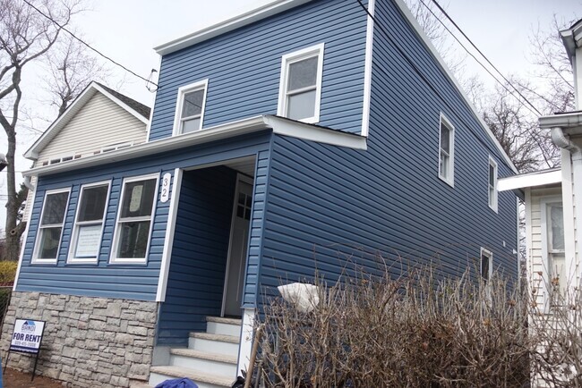 Building Photo - MOVE INTO A NEWLY RENOVATED--3 Bedroom, 2 ... Rental