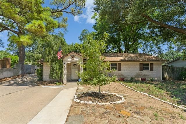 Building Photo - 1917 Dogwood Dr Rental