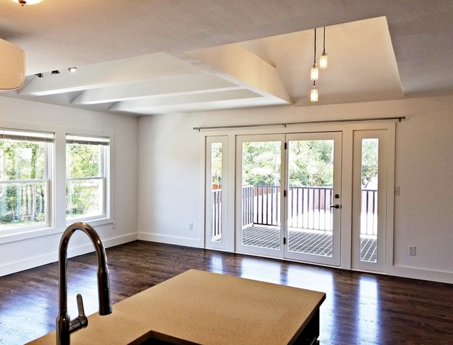 Junius Apartments - Junius Apartments