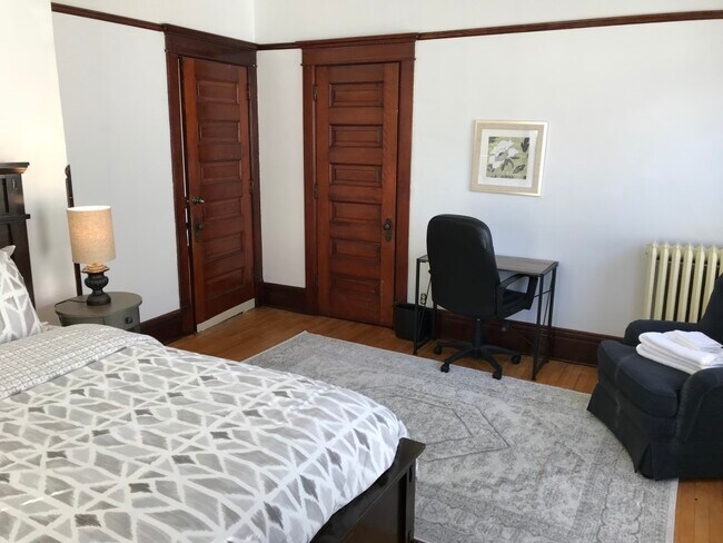 Photo - 915 E 19th St