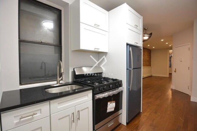 Building Photo - 2 bedroom in Flushing NY 11385 Unit 1R